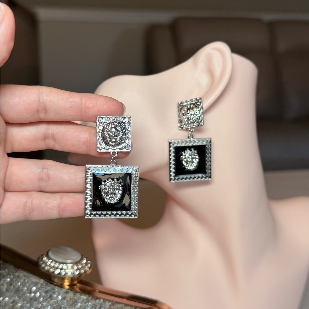Elegant Lion Earrings - Picture 6 of 8